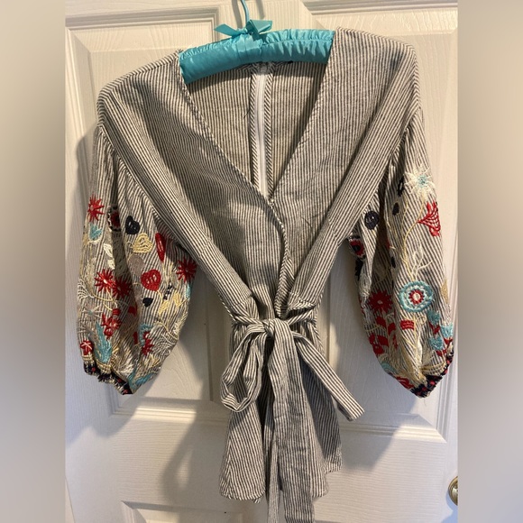 Unique RD Koko Puffy Sleeved Embroidered Top - Size S - Picture 1 of 9